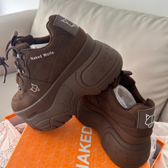 New sneakers Wolfe I bought them but the size didn't fit me. - Picture 2 of 10